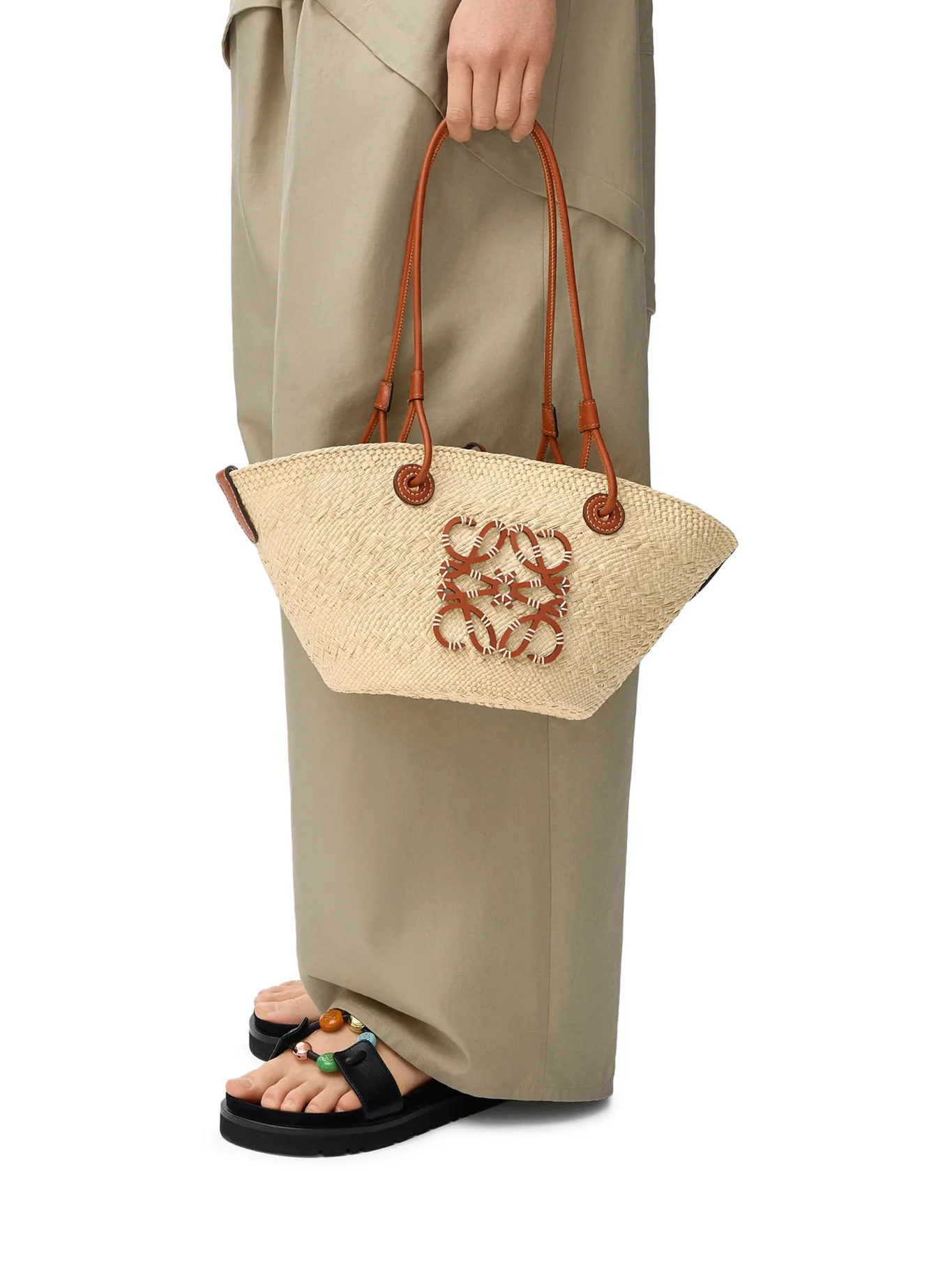 SMALL ANAGRAM BASKET BAG IN IRACA PALM AND CALFSKIN - Image 3